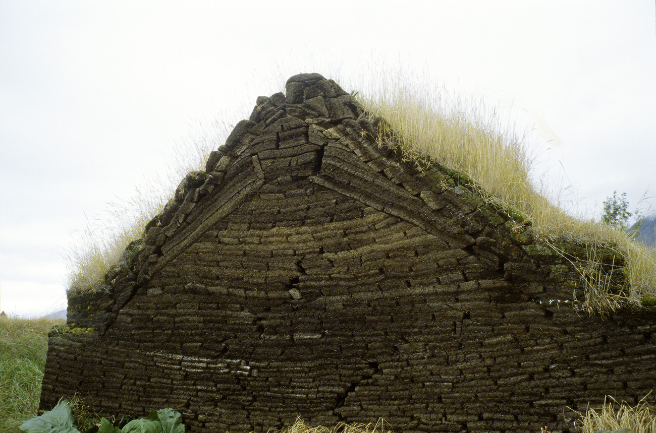 isl_221 laufas.jpg - Islande Nord, août 2003 : Laufas détail du pignon de tourbe d'un des bâtiments de cette ancienne ferme Kodak Ektachrome 100 G